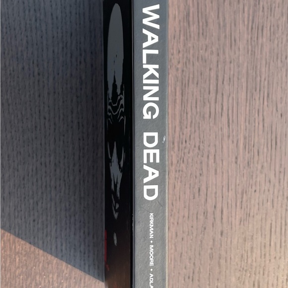 The Walking Dead hardcover graphic novel - Book One - Picture 3 of 4